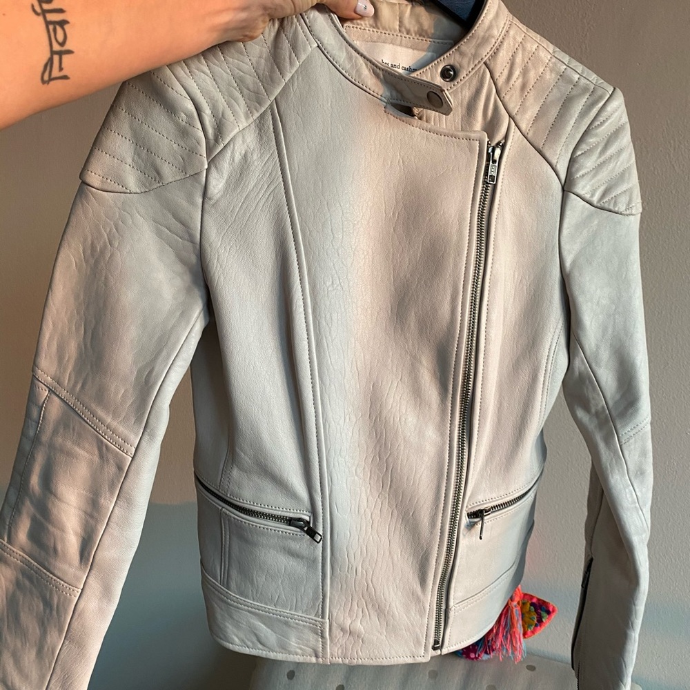 💟😃👄beautiful white cream 👌🏻 leather moto coat 👄😃💟